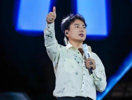 33岁知名歌手演唱会多次下跪感谢观众被批“作秀”本人首度公开回应